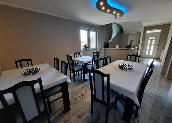 לינה וארוחת בוקר Borostyan Panzio 3*